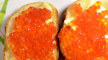 Kırmızı havyar ile sandviç