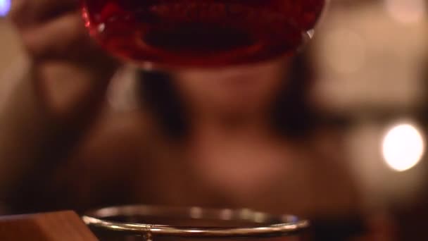 bouilloire avec thé et baies à l'intérieur 