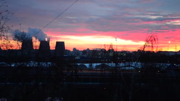 Vistas de la ciudad - en el poder del tubo de brillo del sol de la mañana — Vídeo de stock