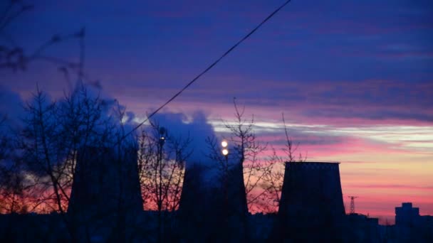 Vue sur la ville - dans le tube lumineux Puissance du soleil du matin — Video