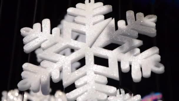 Espuma floco de neve pendurado no teto em uma luz bonita — Vídeo de Stock