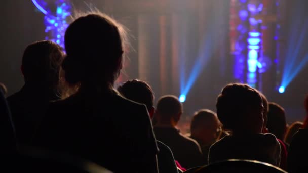 Fekete sziluettek ember ül egy koncerten — Stock videók