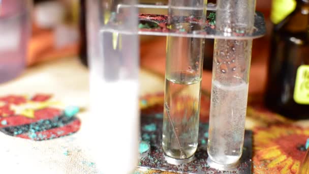Realizamos experimentos químicos: los reactivos de mezcla se encienden, vea el resultado — Vídeos de Stock