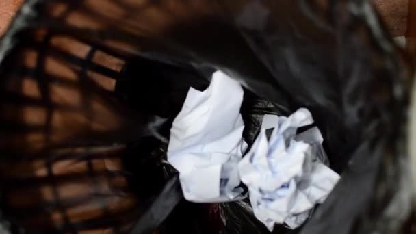 Ofiste, broşürler çöp kutusuna atmak. — Stok video