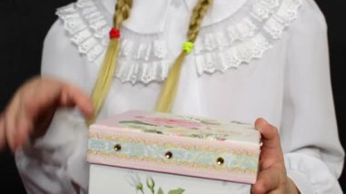 bir hediye siyah bir zemin üzerine Beyaz giysili kızı aldı