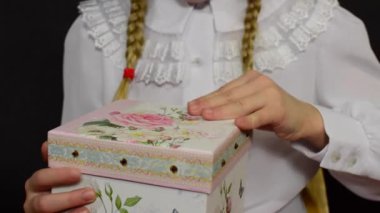 bir hediye siyah bir zemin üzerine Beyaz giysili kızı aldı