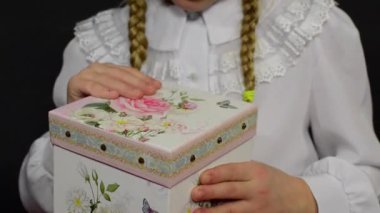 bir hediye siyah bir zemin üzerine Beyaz giysili kızı aldı