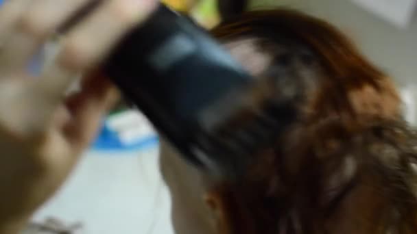 Kel kız onun kafasını tıraş — Stok video