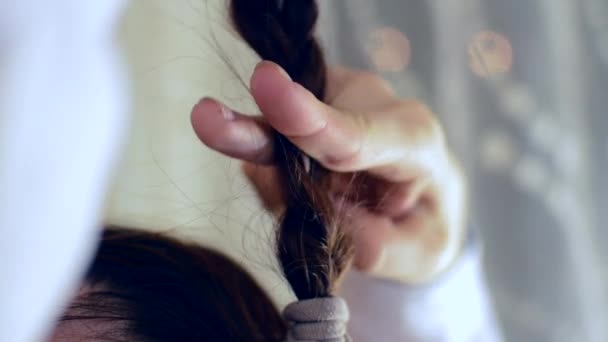 Лысая девушка в больнице стрижет косу — стоковое видео