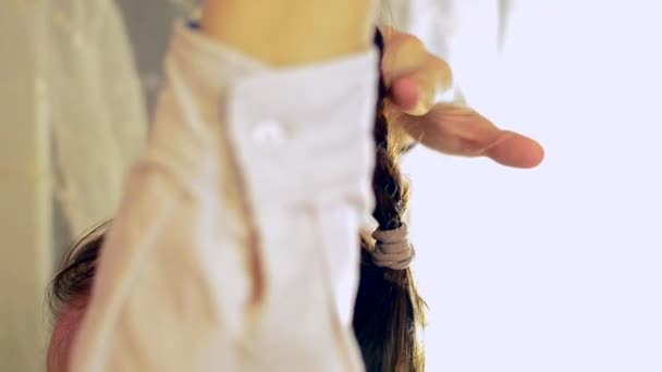 Careca menina no hospital foice cabelo cortes — Vídeo de Stock