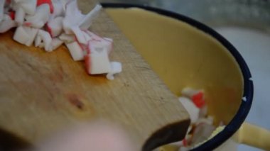 Yengeç sopa mutfakta kesmek