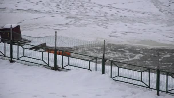 Pescatori nella pesca sul ghiaccio invernale — Video Stock