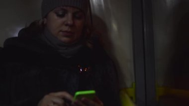 bir otobüs Smartphone'da okuma yong kadınlar