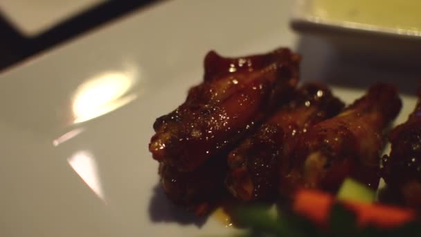 Patas de pollo en el plato en el restaurante — Vídeos de Stock