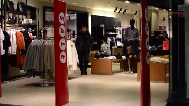 Lány a boltban bevásárló központ, ami meg van írva, az ajtók értékesítése bundában — Stock videók