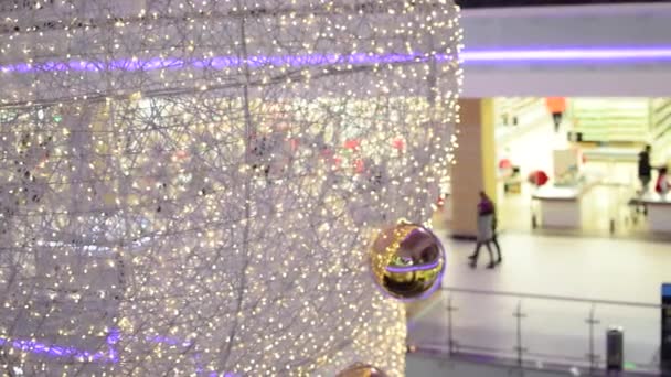 Decoraciones brillante bola en un centro comercial — Vídeo de stock