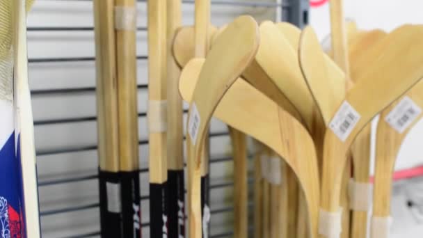 Palos de hockey en la tienda de deportes — Vídeo de stock
