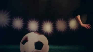 Top ve yazıt şampiyonu görüntünün arka plan üzerinde bir cep telefonuyla konuşan genç kadın futbol fan