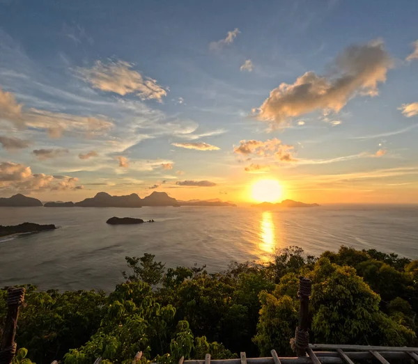 Palawan, El Nido, Filipinler 'de tropikal gün batımı