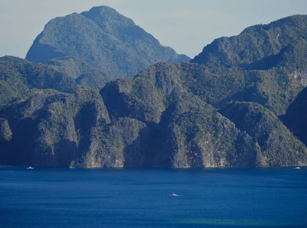 Güzel tropikal mercan ve dağ manzarası Filipinler Palawan, Coron, Filipinler