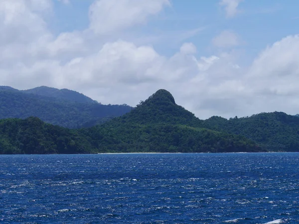 Filipinler 'in tepesinden Filipinler adası ve deniz Palawan, El Nido, Filipinler