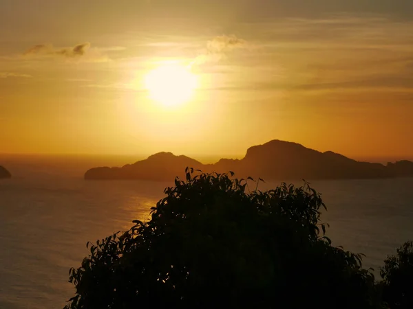 Akşamları gün batımı ve deniz Palawan, El Nido, Filipinler