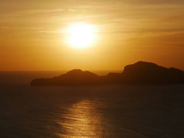 Deniz üzerinde gün doğumu Palawan, El Nido, Filipinler