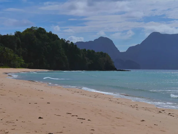 Palawan, El Nido, Filipinler 'de mavi gökyüzü olan güzel tropikal plaj
