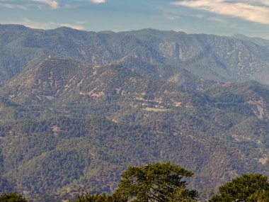 Kıbrıs 'ın Troodos kentindeki yüksek bir dağdan manzara