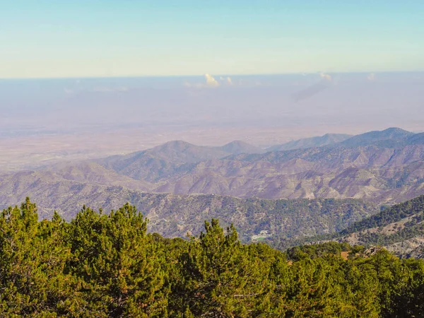 Kıbrıs Rum Kesimi 'nin Troodos kentindeki dağların ve ormanın güzel manzarası