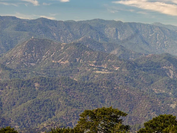 Kıbrıs 'ın Troodos kentindeki yüksek bir dağdan manzara