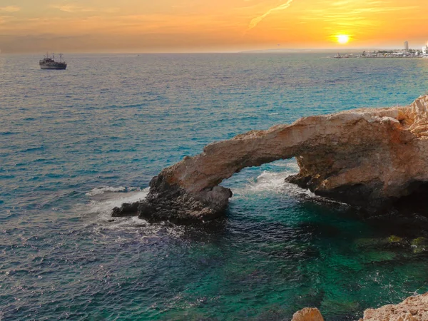 Cape Greco yakınlarındaki Ayia Napa plajında güzel bir gün batımı.