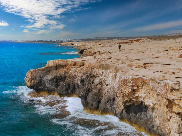 Kıbrıs, Cape Greco 'da kayalık bir kıyı şeridi manzarası