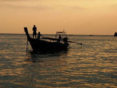 Gün batımında Andaman Denizi 'nde bir balıkçı teknesinin silüeti, Krabi, Tayland 