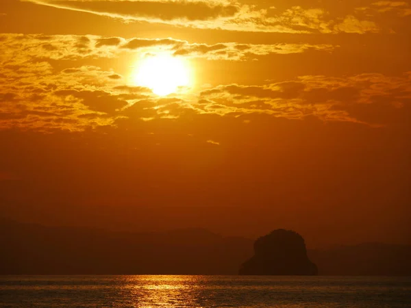Denizin üstünde gün batımı, Tayland, Krabi, Phangnga Körfezi