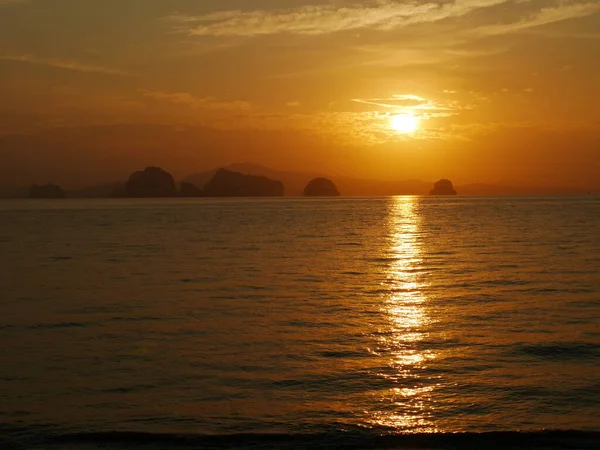 Denizin üstünde gün batımı, Tayland, Krabi, Phangnga Körfezi