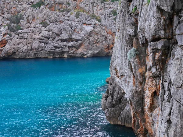Mallorca 'da mavi deniz ve kayalar, Pareis Torrenti