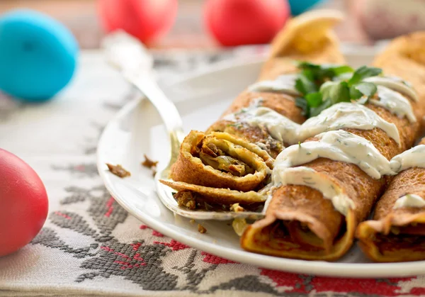 Ovos de Páscoa e rolos de panqueca com cogumelos — Fotografia de Stock