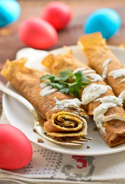 Ovos de Páscoa e rolos de panqueca com cogumelos — Fotografia de Stock