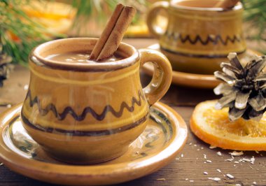 Rustik bir eşya tarçın ile sıcak çikolata
