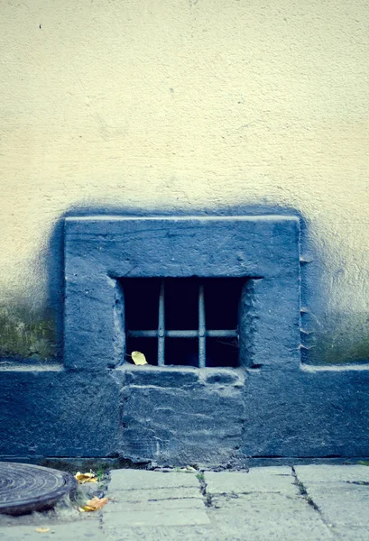 汚いビルのバーで汚れた古い窓 — ストック写真