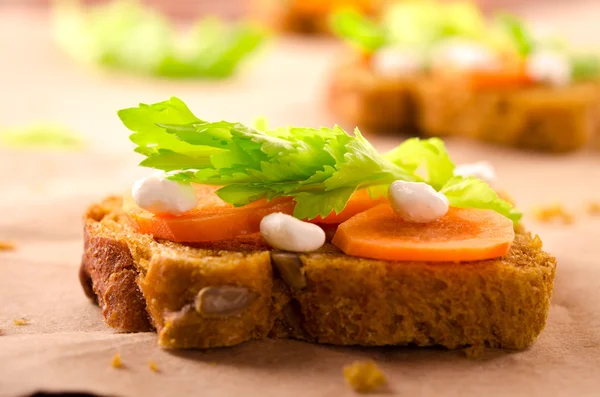 Sanduíche saudável com cenouras, aipo e queijo — Fotografia de Stock