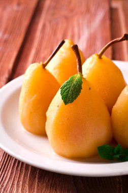 Beyaz tabakta nane ile haşlanmış armut