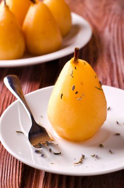 Beyaz tabakta lavanta ile haşlanmış armut