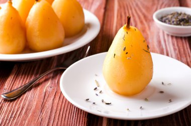 Beyaz tabakta lavanta ile haşlanmış armut