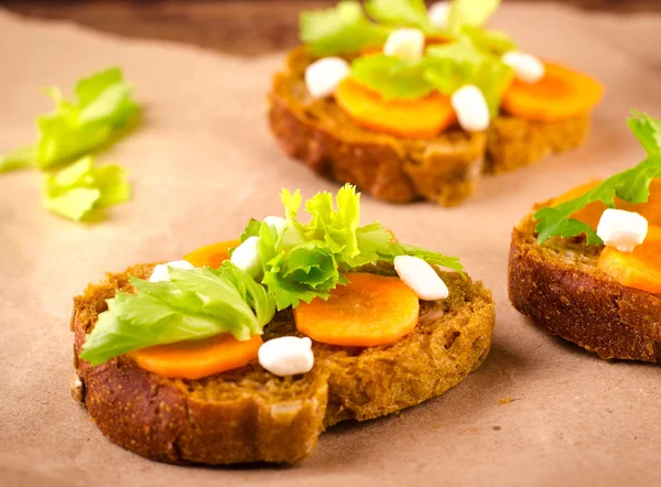 Sanduíche saudável com cenouras, aipo e queijo — Fotografia de Stock