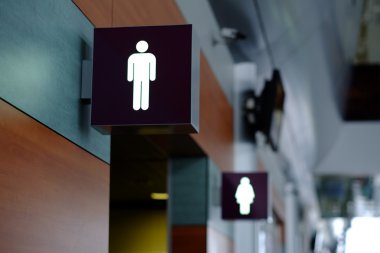 erkek ve kadın tuvalet girişi. Havaalanında imzalamak