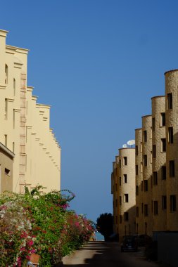 Mısır'daki Resort mimarisi. Otel ve palmiye ağaçları