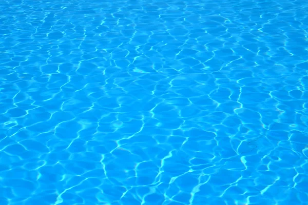 Água azul e brilhante com reflexo solar na piscina — Fotografia de Stock