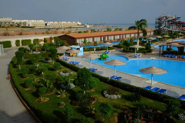 Swimming pool at the beach of luxury hotel in Egypt — Stock Photo, Image